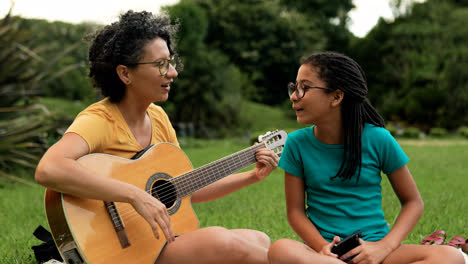 Frau-Spielt-Gitarre-Im-Park